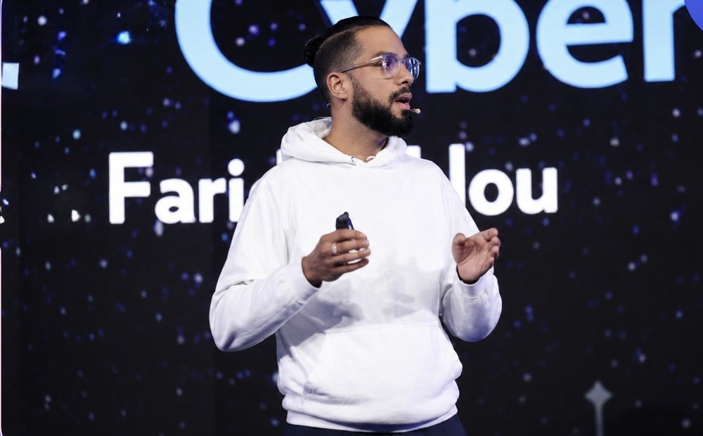 Keynote sur scène lors d'un événement cyber